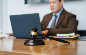 Usługi prawne dla firm w Krakowie – jak wybrać odpowiednie?